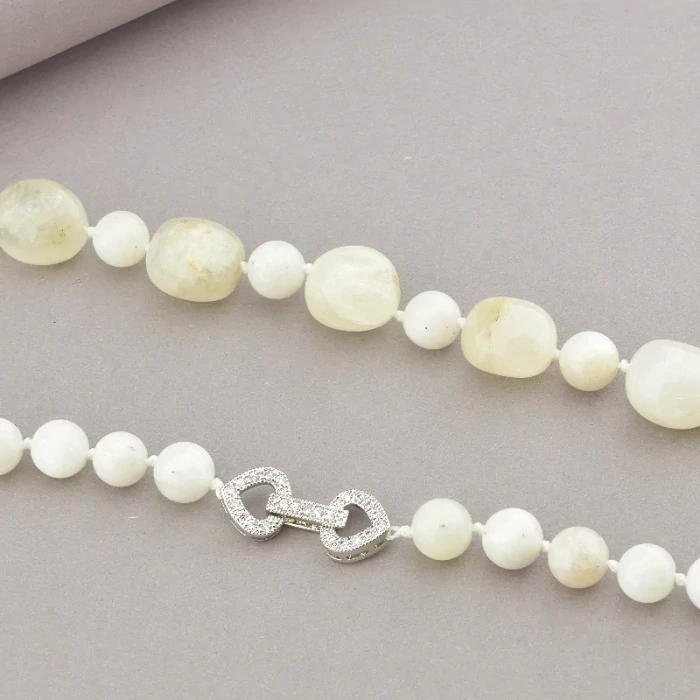 Прикраси з місячним каменем: Таємничість та елегантність